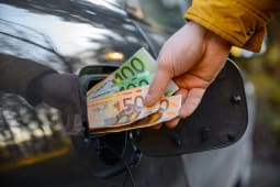 Argent essence voiture