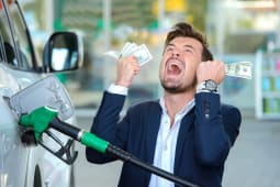 Un homme  la station-service