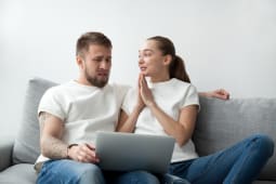 couple inquiet
