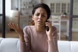 femme inquite au tlphone