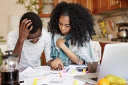 Un couple avec des problmes financiers