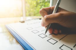 Assurance habitation et auto : la to-do list indispensable du vacancier