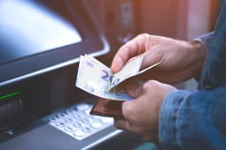 Hausse des prix : les retraits de liquide en hausse