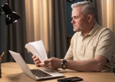 homme papier ordinateur