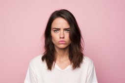 femme grimace