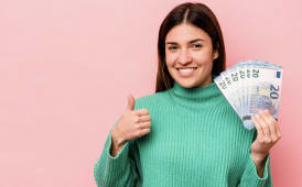 argent femme souriante