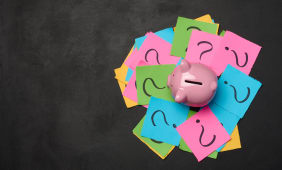 Tirelire avec post-its et points d'interrogation