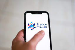 Un tlphone montrant la page France travail