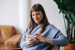 Une femme avec son tlphone