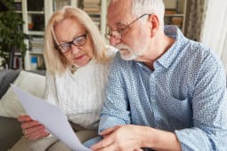 Un couple regarde un document