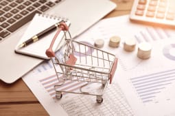 Un chariot et des pices de monnaie