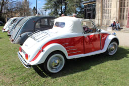 Des voitures de collection gares.