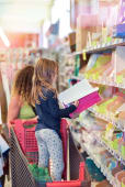 Des enfants dans un rayon de fournitures scolaires