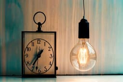 Une horloge et une ampoule