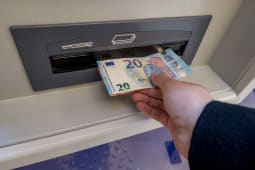 Les distributeurs automatiques de billets sont de moins en moins nombreux en France