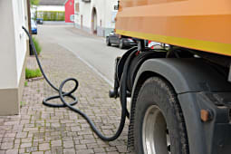 Camion livrant du fioul