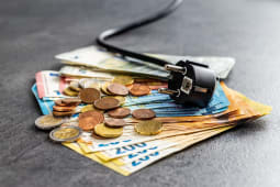 Une prise lectrique et des billets.