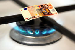 Un billet de 50 euros sur une gazinire