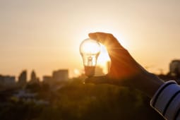 Le soleil  travers une ampoule.