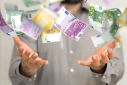 Quelqu'un lance des billets.