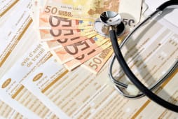 Des billets sur un document pour un arrt de travail.