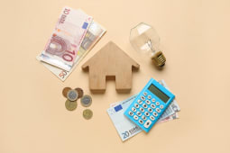 Des billets, une maison et une ampoule.