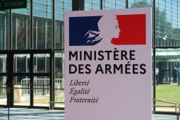 Le ministre des Armes est gnreux avec ses fonctionnaires les mieux pays