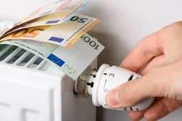 Un radiateur et des billets pour symboliser le prix du chauffage.