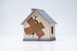 Une maison fissure avec un pansement