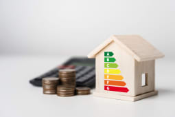 Une calculatrice et une maison portant les diffrentes tiquettes du DPE