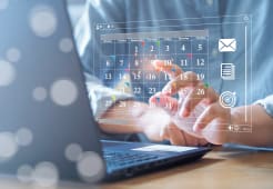 un cran d'ordinateur qui projette un calendrier