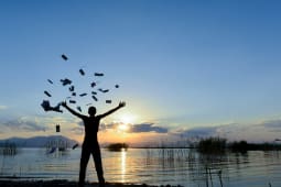 un homme jette des billets face  la mer