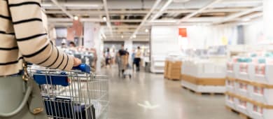 Une femme fait des courses dans un magasin.