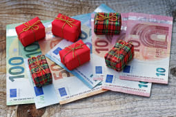 Des cadeaux sur des billets de 100 et 50 euros. 