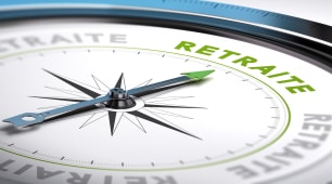 Une boussole pointe vers le mot retraite