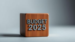 Un cube en bois avec inscrit Budget 2025.