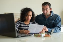 Un homme et une femme regardent une facture.