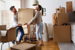 Deux personnes portent des cartons pour un dmnagement.
