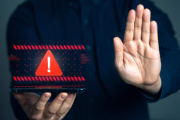 Une personne fait le signe stop avec sa main.