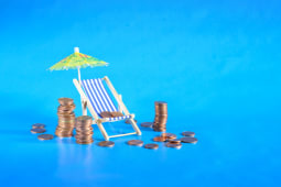 Une chaise longue et des piles de pices de monnaie.