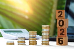 Des piles de pices et une inscription 2025.