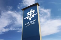 Un panneau portant l'inscription Allocations familiales