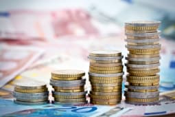 Des pices et des billets.