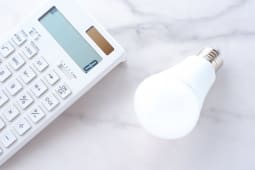 Une ampoule et une calculatrice.