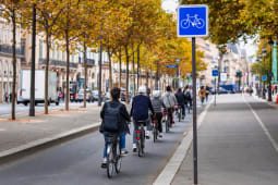 Des cyclistes  Paris.