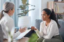 Une jeune femme avec une mdecin.