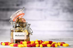 Des mdicaments entourent un bocal portant l'inscription mutuelle et rempli de pices de monnaie,