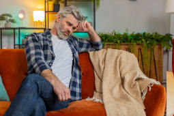 Un homme l'air maussade.