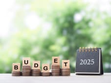 Sur des piles de pices, des lettres portant l'inscription Budget 2025