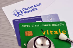 Une carte vitale et un document de l'Assurance maladie.